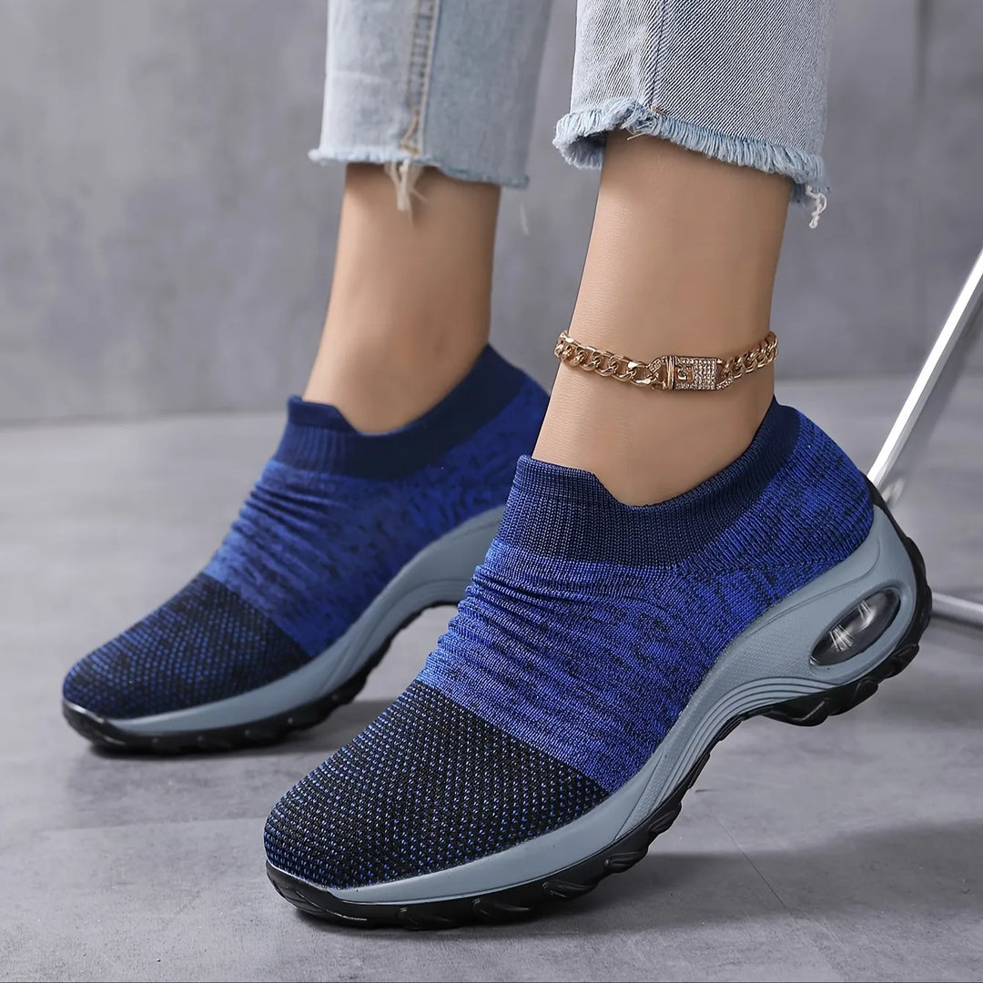 Baskets tendance femme en maille respirante, avec talon compensé et coussin d'air pour un style sport léger.