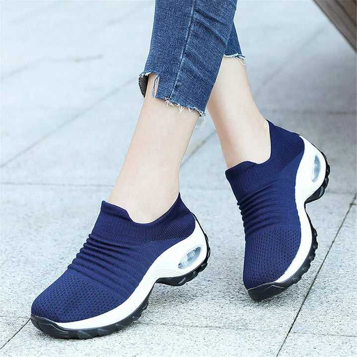 Baskets légères femme pour sport et marche, dotées de maille respirante, talon compensé & coussin d'air pour un confort optimal.