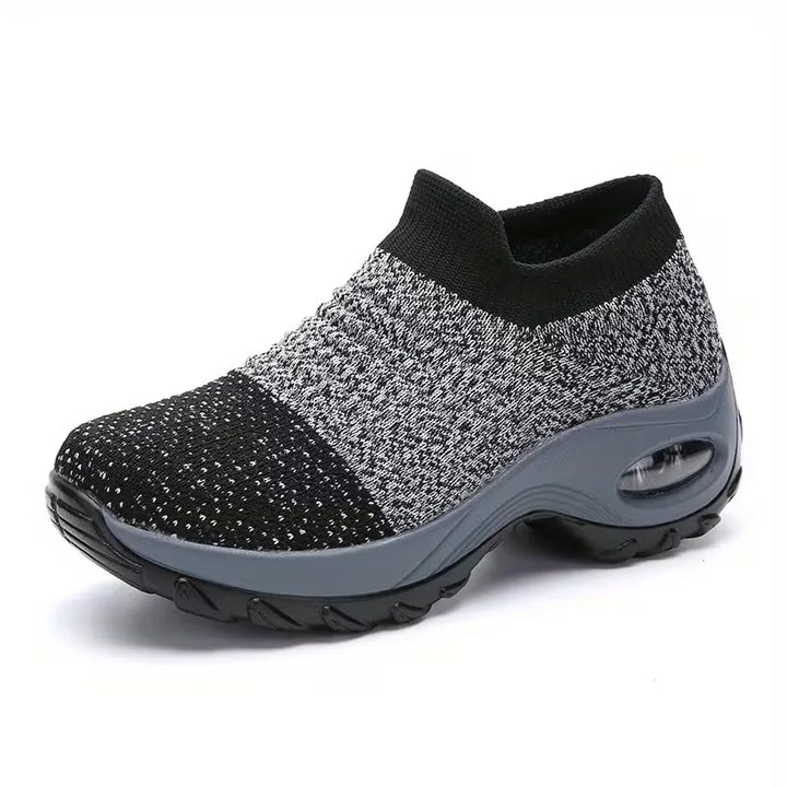 Vue latérale de baskets femmes respirantes, talon compensé élégant et coussin d'air visible, parfaites pour la marche.