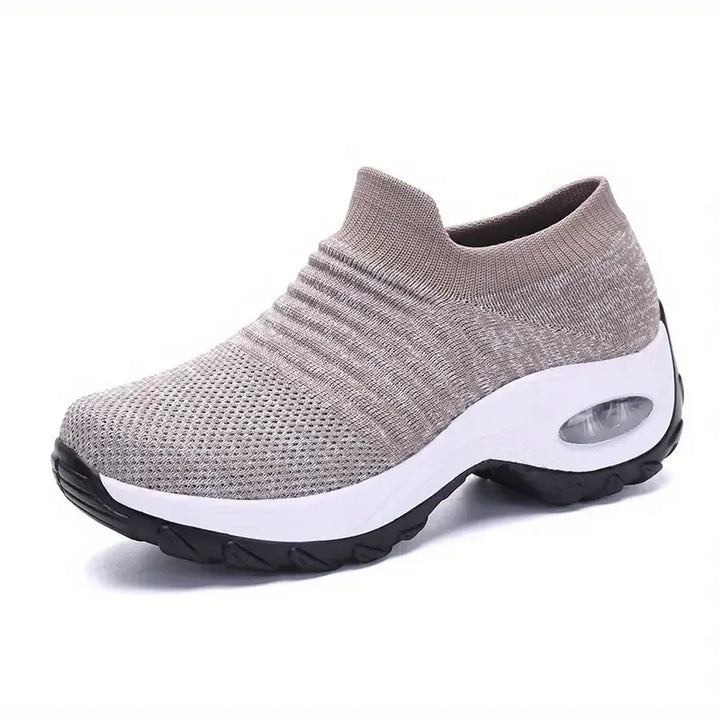 Baskets femmes décontractées en maille respirante, avec talon compensé et coussin d'air pour un look moderne et léger.