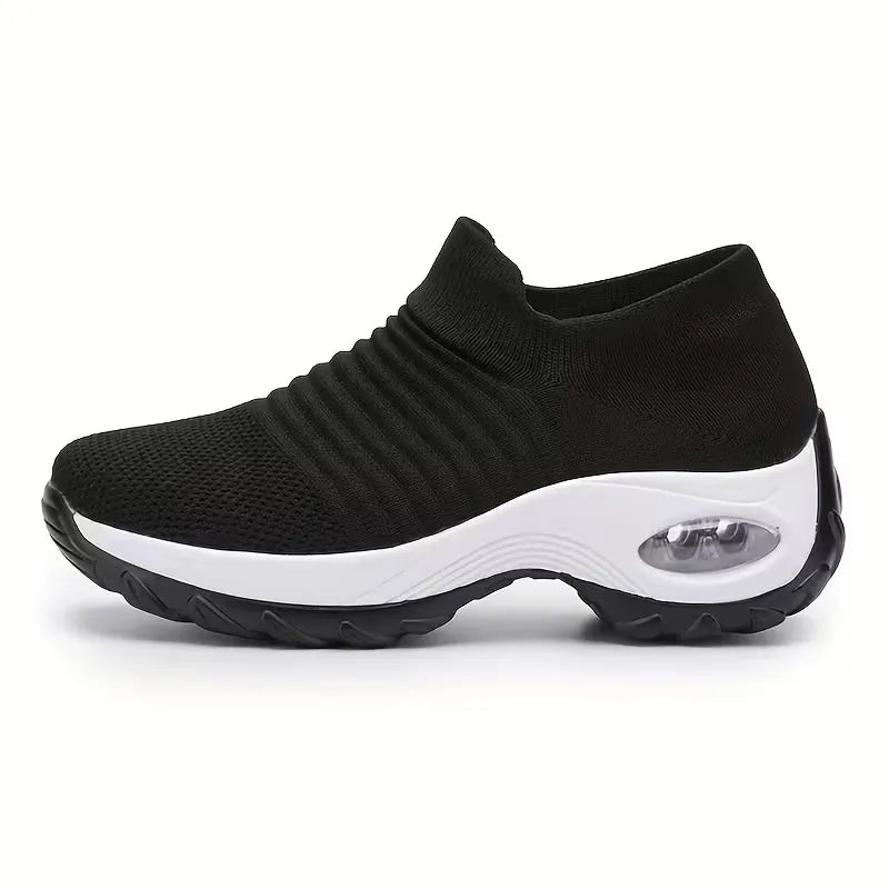 Baskets femme sport et marche, respirantes en maille, avec un talon compensé tendance et un coussin d'air amortissant.