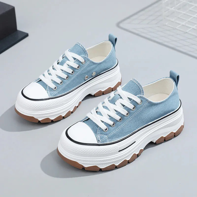 Baskets femme avec design de semelle optique. Confort unique, touche tendance pour chaussures mode.