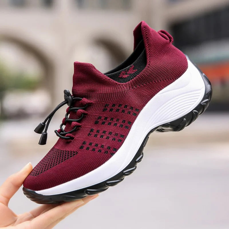 Détail du laçage des baskets femme, assurant un ajustement précis et un maintien confortable.