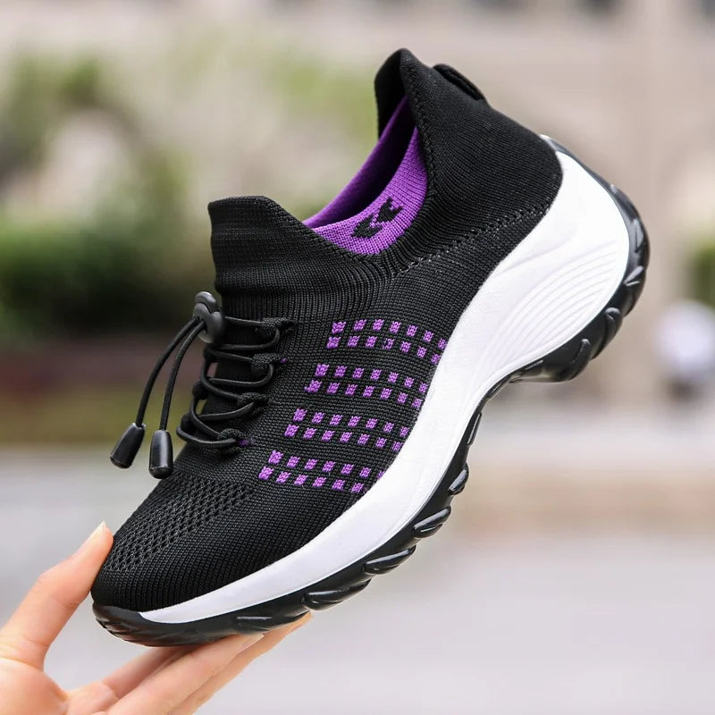 Vue latérale des baskets femme élégantes, légères et respirantes en maille pour un confort maximal.