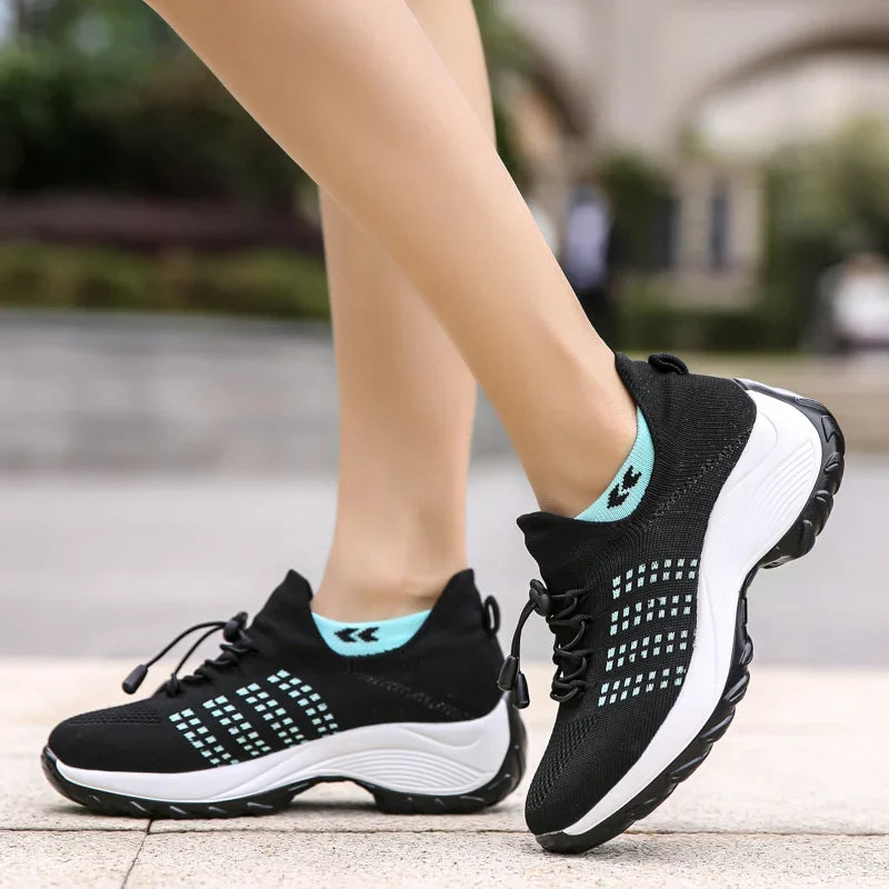 Baskets femme grises, élégantes et confortables, avec un design optimisé pour le soutien du pied.