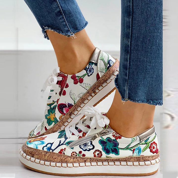 Baskets femmes confortables Santorini à motif floral tendance, idéales printemps-été, légères et faciles à enfiler.