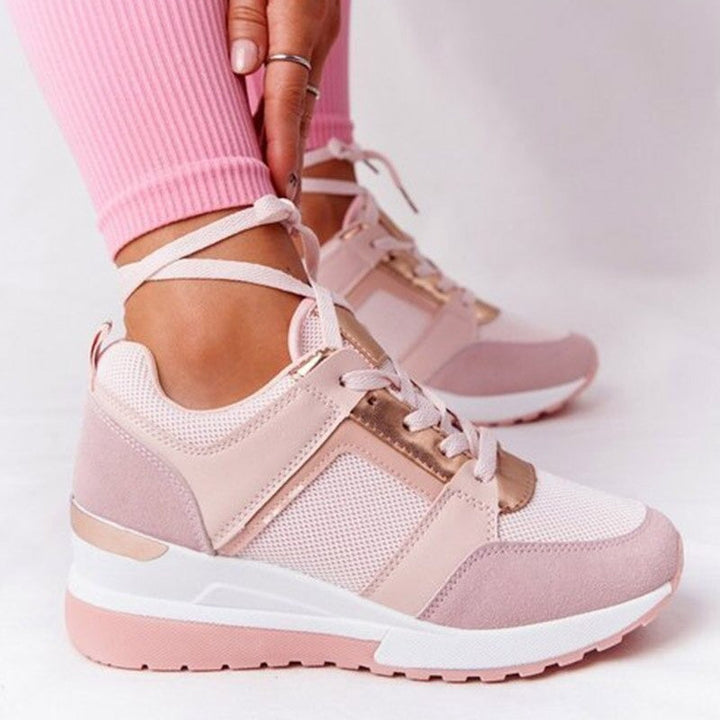Sneakers femmes modernes, noires, durables, idéales pour un look casual ou sport léger. Mode et confort.