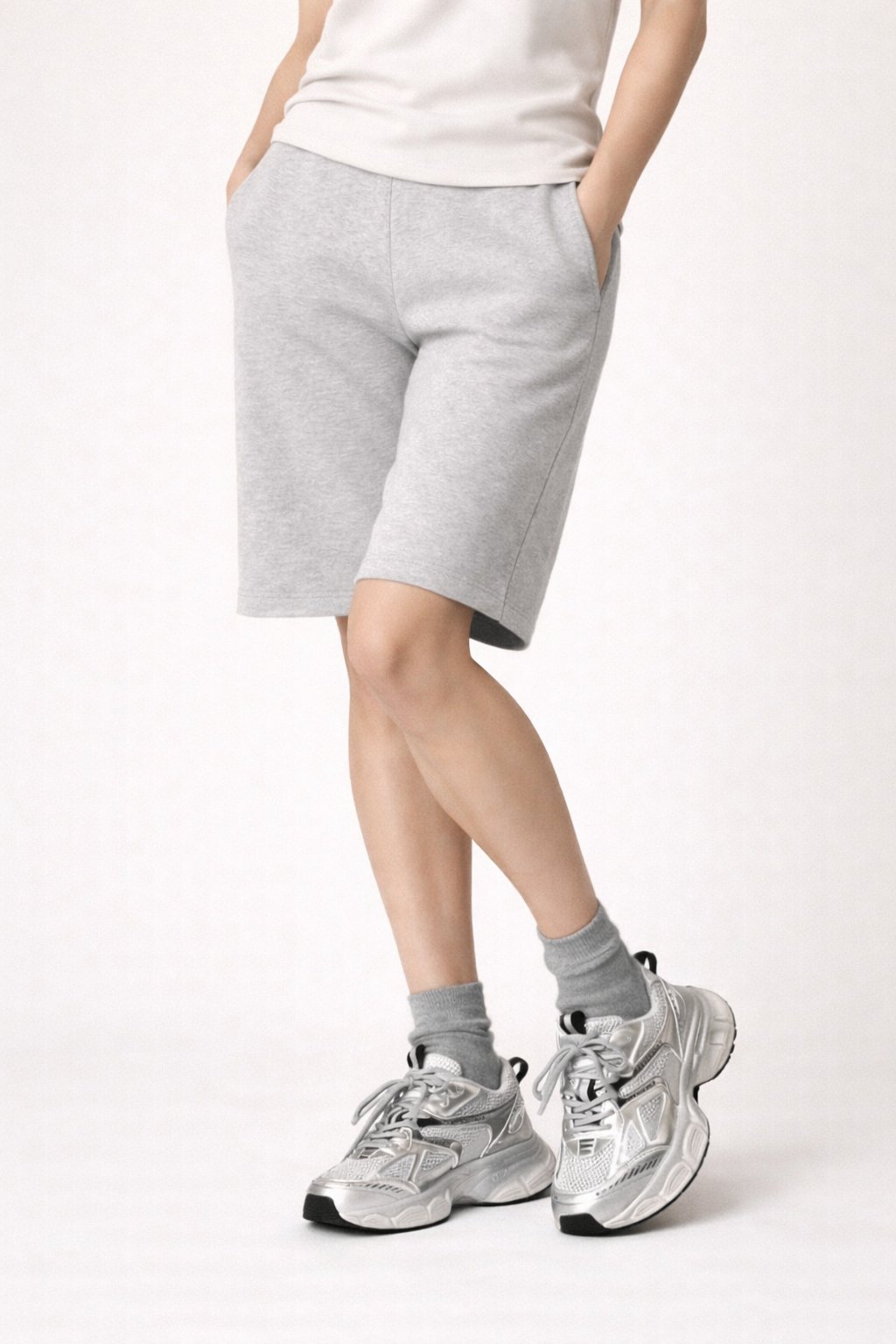 Chaussures de sport femme grises, polyvalentes et confortables. Style classique parfait pour le quotidien urbain.