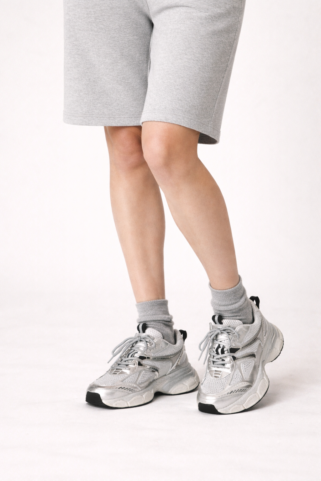 Baskets confortables pour femme grises, avec amorti optimal. Parfaites pour un usage quotidien et un look urbain chic.