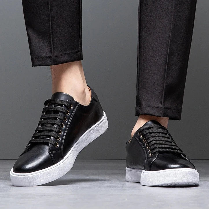 Sneakers masculines modernes, alliant élégance et confort optimal en ville.