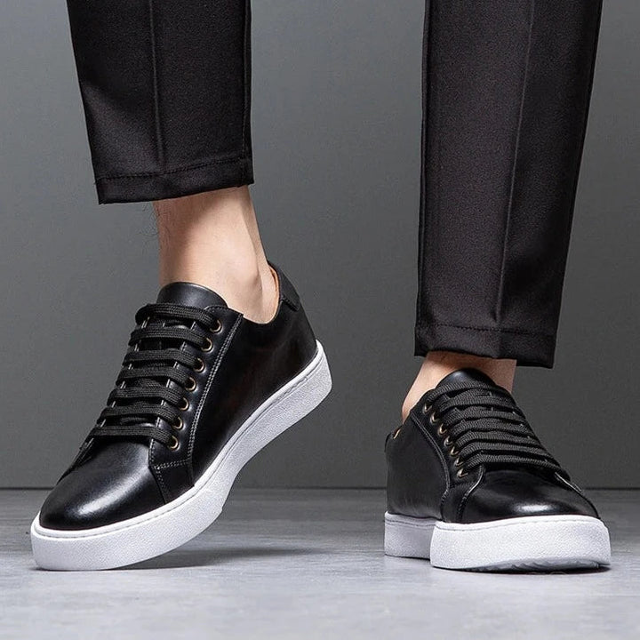 Sneakers masculines modernes, alliant élégance et confort optimal en ville.