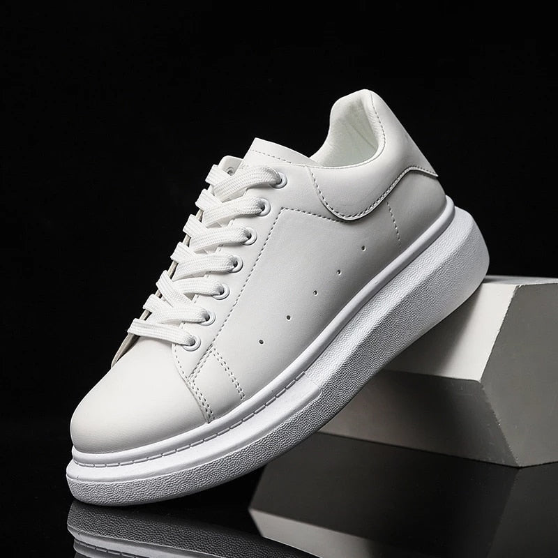 "Baskets homme modernes à semelle épaisse blanche, confort optimal et style audacieux pour allure urbaine."