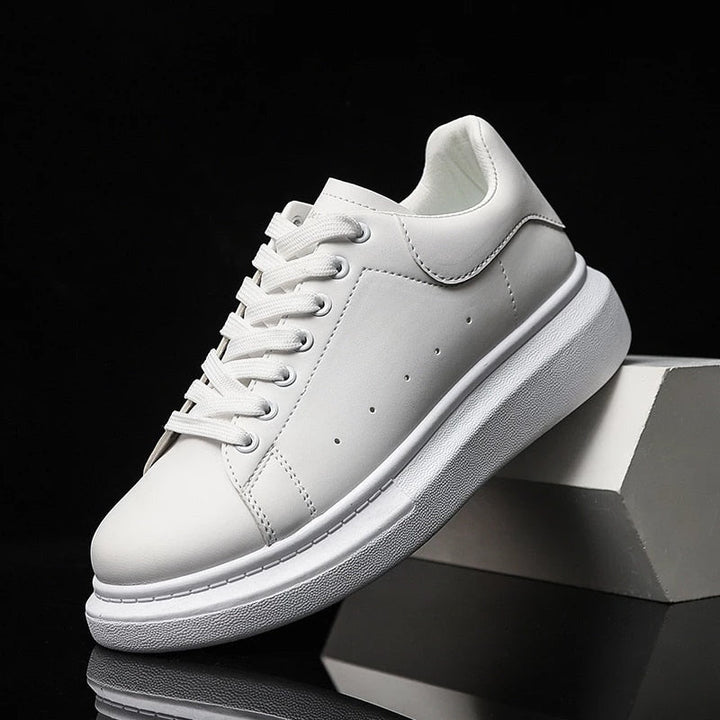 "Baskets homme modernes à semelle épaisse blanche, confort optimal et style audacieux pour allure urbaine."