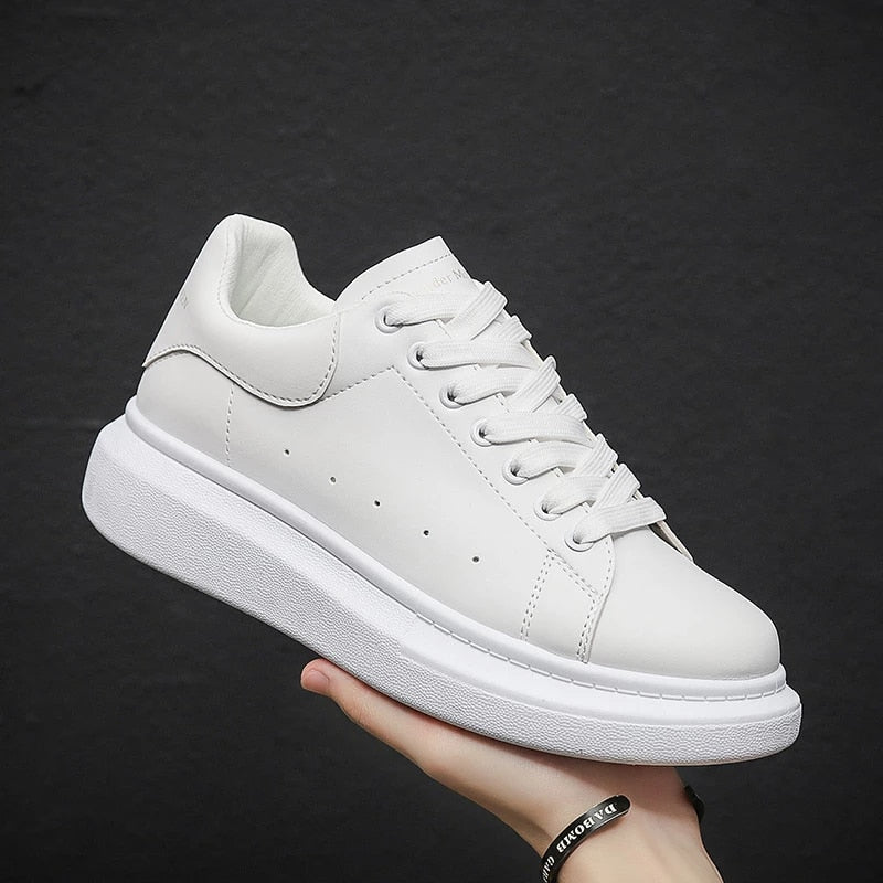 "Baskets homme modernes à semelle épaisse blanche, confort optimal et style audacieux pour allure urbaine."