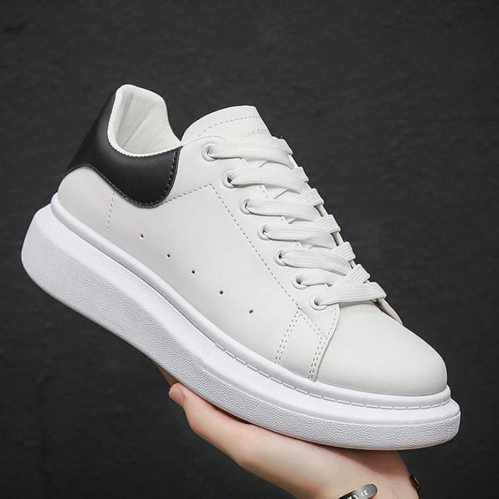 "Baskets homme modernes à semelle épaisse blanche, confort optimal et style audacieux pour allure urbaine."