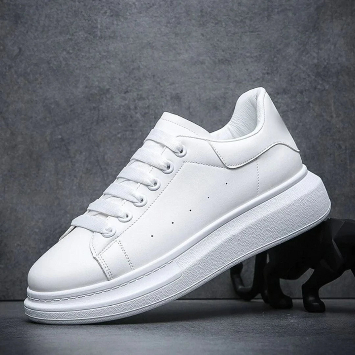 "Baskets homme modernes à semelle épaisse blanche, confort optimal et style audacieux pour allure urbaine."
