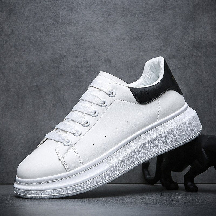 "Baskets homme modernes à semelle épaisse blanche, confort optimal et style audacieux pour allure urbaine."