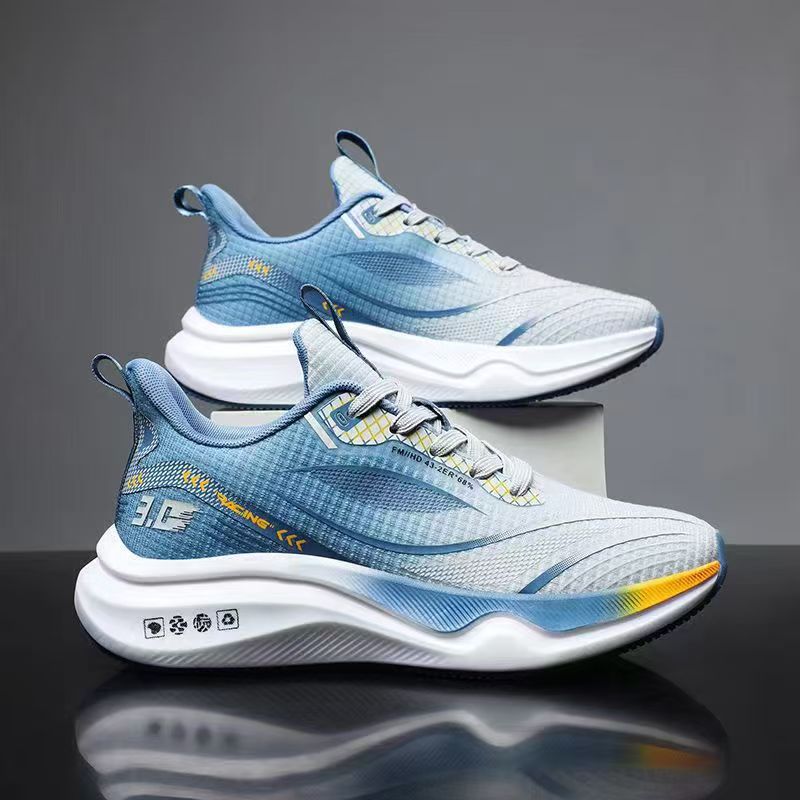 Chaussures homme respirantes à semelle épaisse, offrant un confort optimal pour usage quotidien et sport.