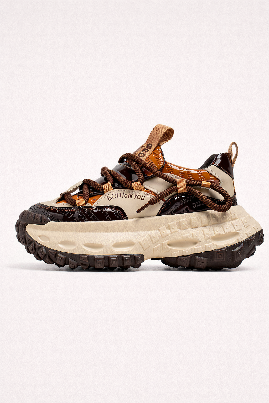 Baskets homme urbaines grises avec semelle épaisse blanche, idéales pour un look décontracté et tendance.