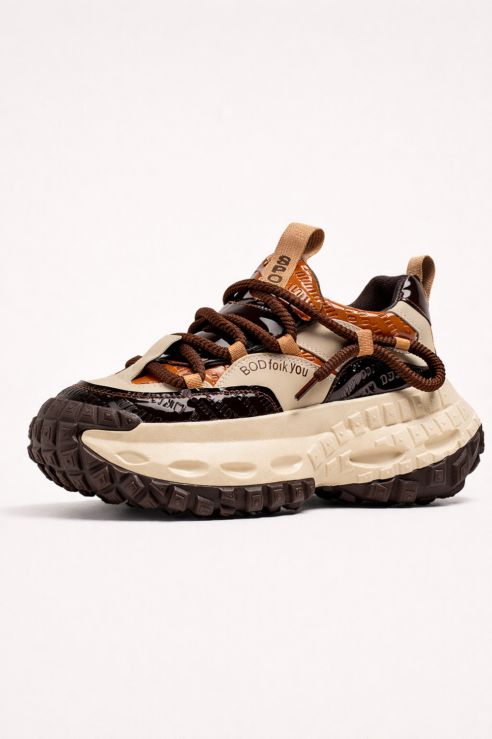 Chaussures homme chunky noires et blanches, offrant confort et style urbain avec leur semelle épaisse tendance.