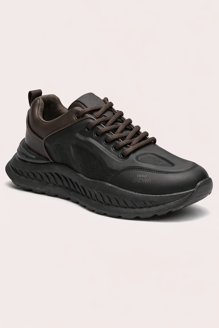 Chaussures sportives homme à lacets, semelle épaisse offrant un confort et une stabilité optimaux.