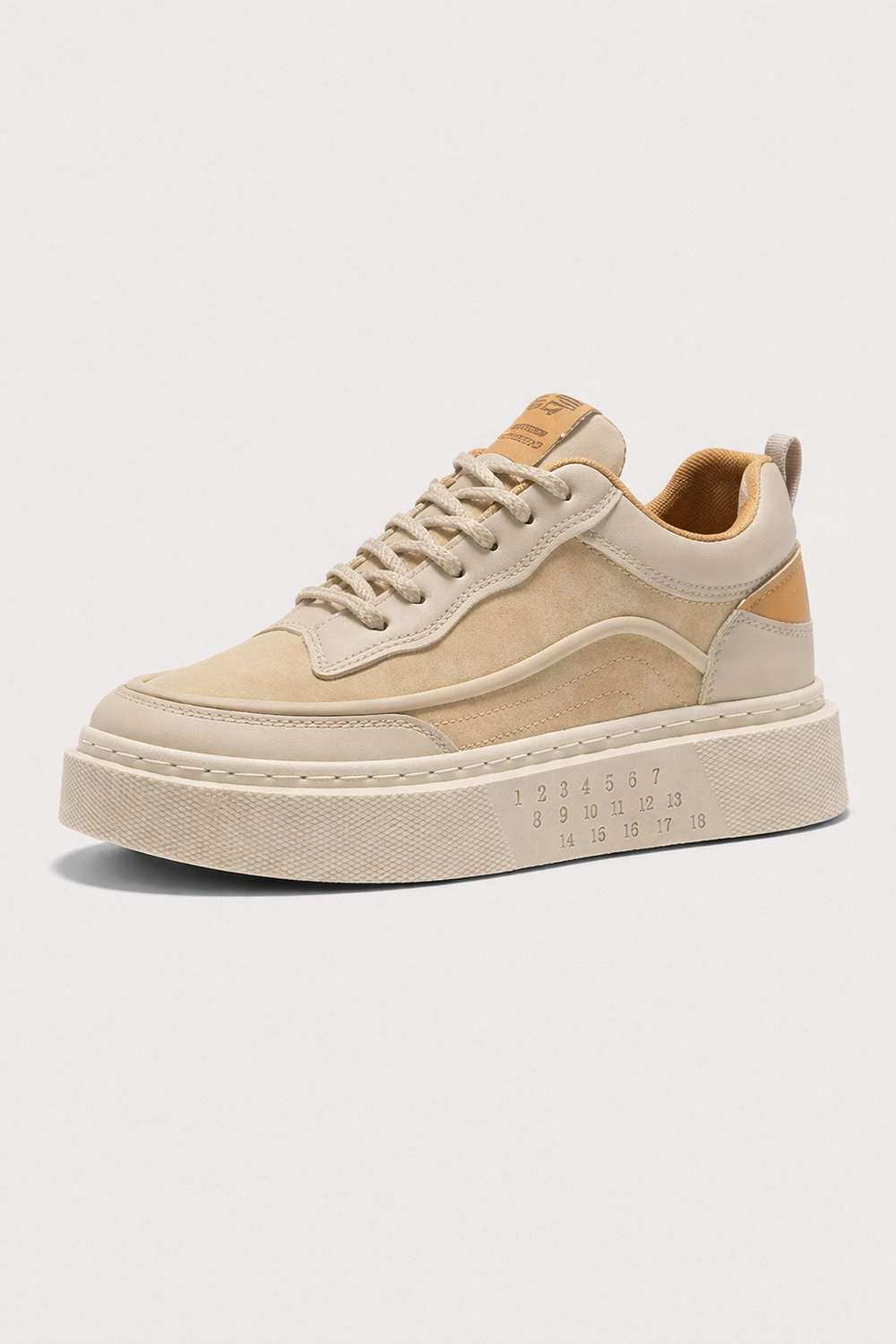 Chaussures basses décontractées hommes, style minimaliste moderne et épuré, idéales pour un look quotidien sportif.