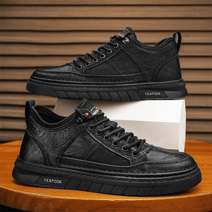 Mode masculine: baskets urbaines noires en cuir synthétique, parfaites pour un style quotidien.