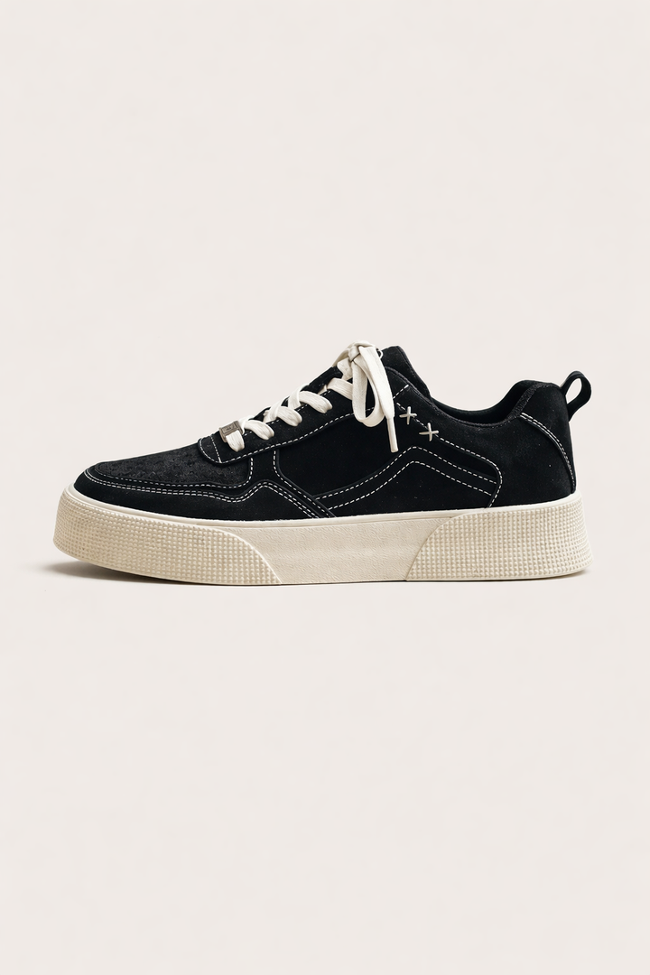 Baskets hommes noires à semelle épaisse, style urbain décontracté, confort optimal pour la mode masculine.