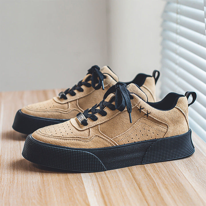 Baskets hommes contemporaines à semelle épaisse, idéales pour un style urbain et sportif, alliant mode et confort.