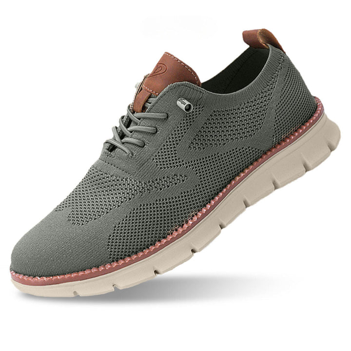 Détail des lacets et de la languette de ces baskets hommes, symboles de leur élégance décontractée.