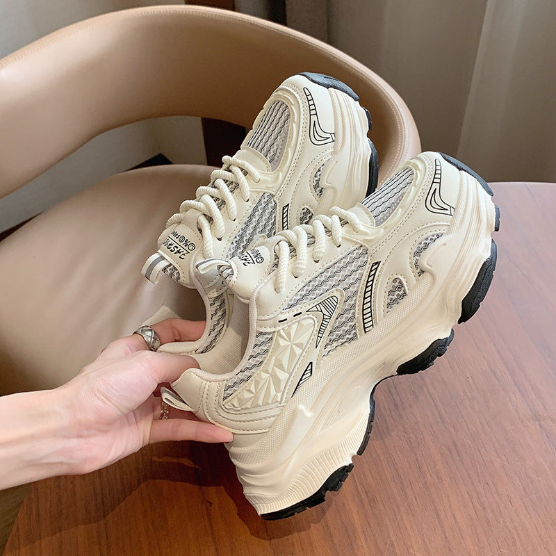 Baskets polyvalentes pour femmes, légères et confortables, parfaites pour le sport doux ou la vie active.