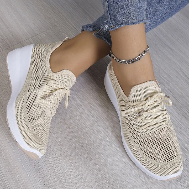Baskets légères et respirantes à lacets pour femme. Chaussures décontractées confortables, parfaites pour la marche.