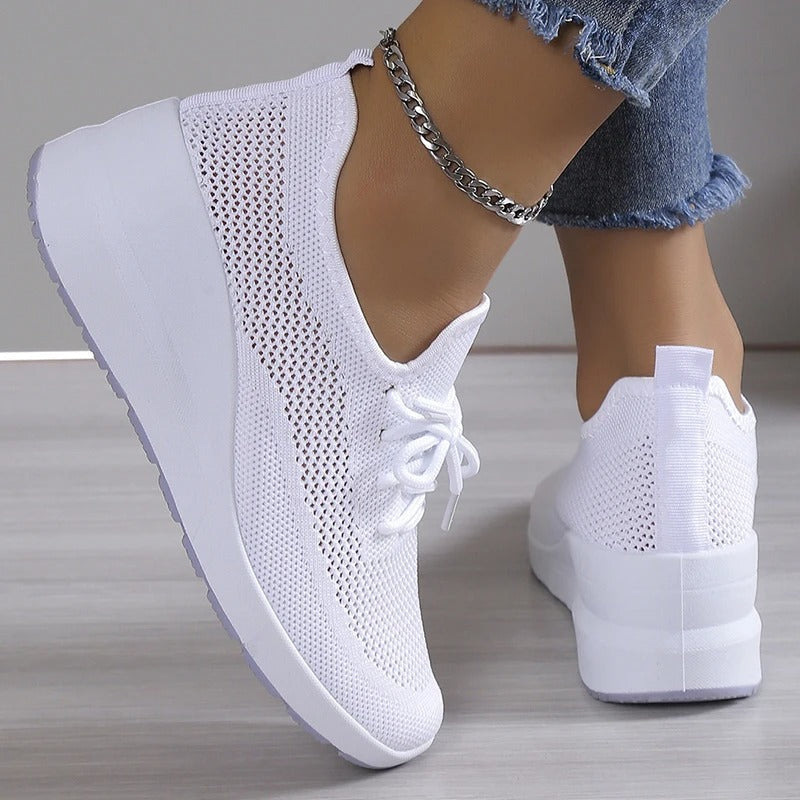 Baskets blanches femme à lacets, design moderne et confortable. Chaussures légères et stylées pour un look décontracté.