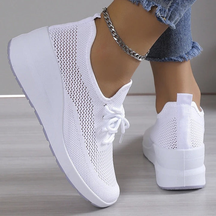 Baskets blanches femme à lacets, design moderne et confortable. Chaussures légères et stylées pour un look décontracté.