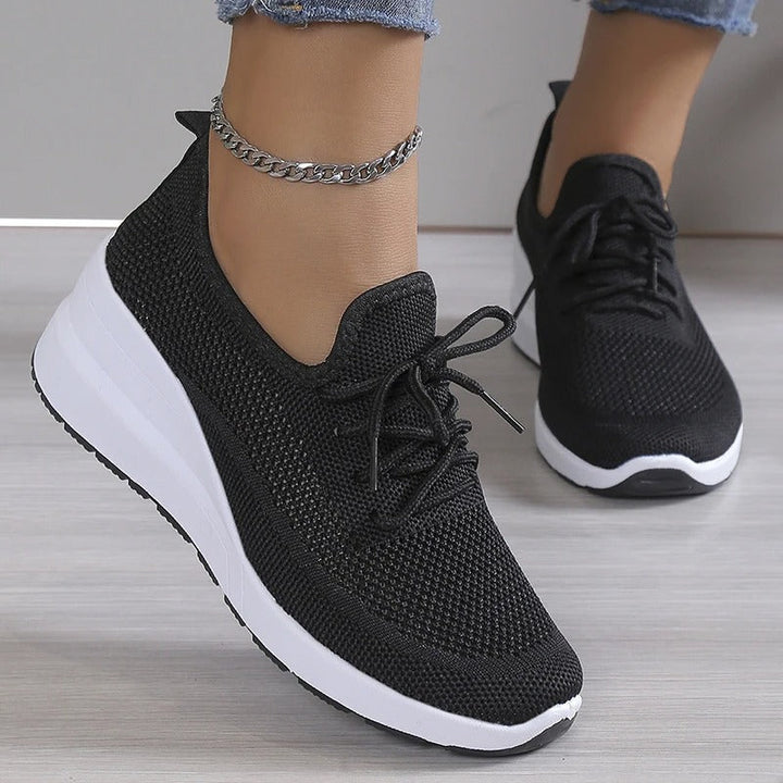 Sneakers femme respirantes beiges, à lacets. Chaussures confortables et légères, idéales pour la mode et la marche.