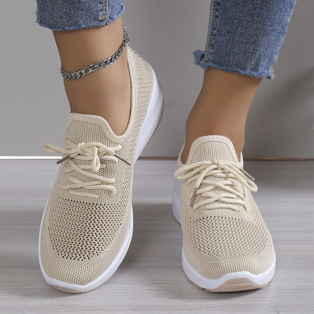 Baskets noires femme à lacets, confortables et décontractées. Chaussures légères et respirantes pour usage quotidien.