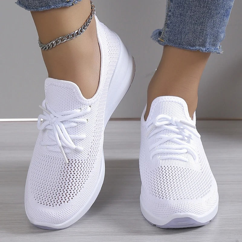 Baskets femme à bout rond, légères et confortables. Chaussures respirantes à lacets, polyvalentes pour la marche urbaine.