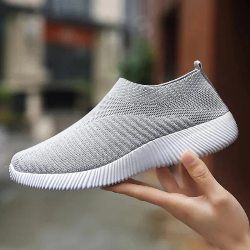 Baskets femmes, design ergonomique et respirant, parfaites pour la gym ou les loisirs.