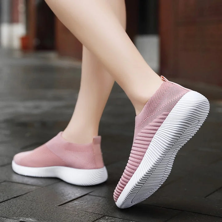 Chaussures de marche légères pour femme, tissu respirant, maintien ergonomique et souple.