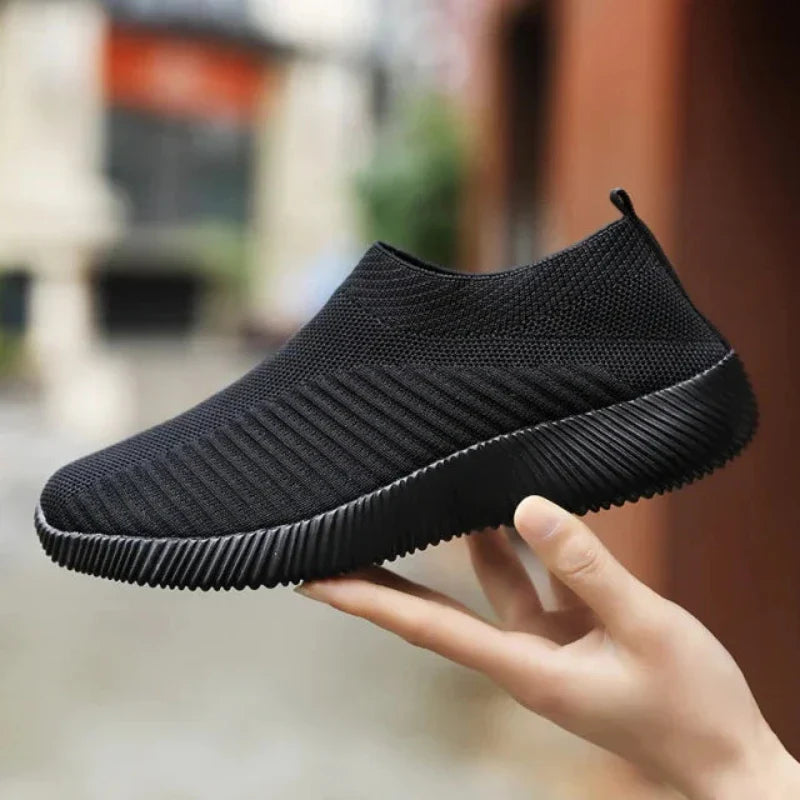 Baskets légères femme pour le sport et la marche, design moderne et très respirantes.