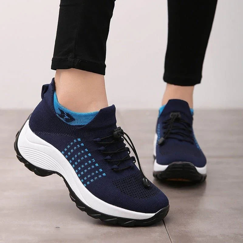 Vue de dessus baskets femmes, couleur moderne, tissu léger et aéré pour un confort optimal.
