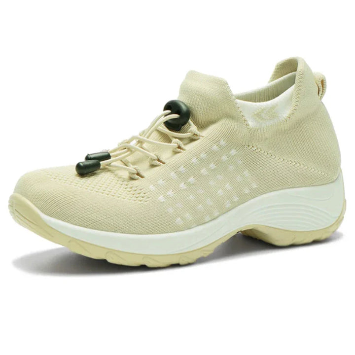 Détail maille respirante baskets femmes, légères, maximisant le confort et le flux d'air.