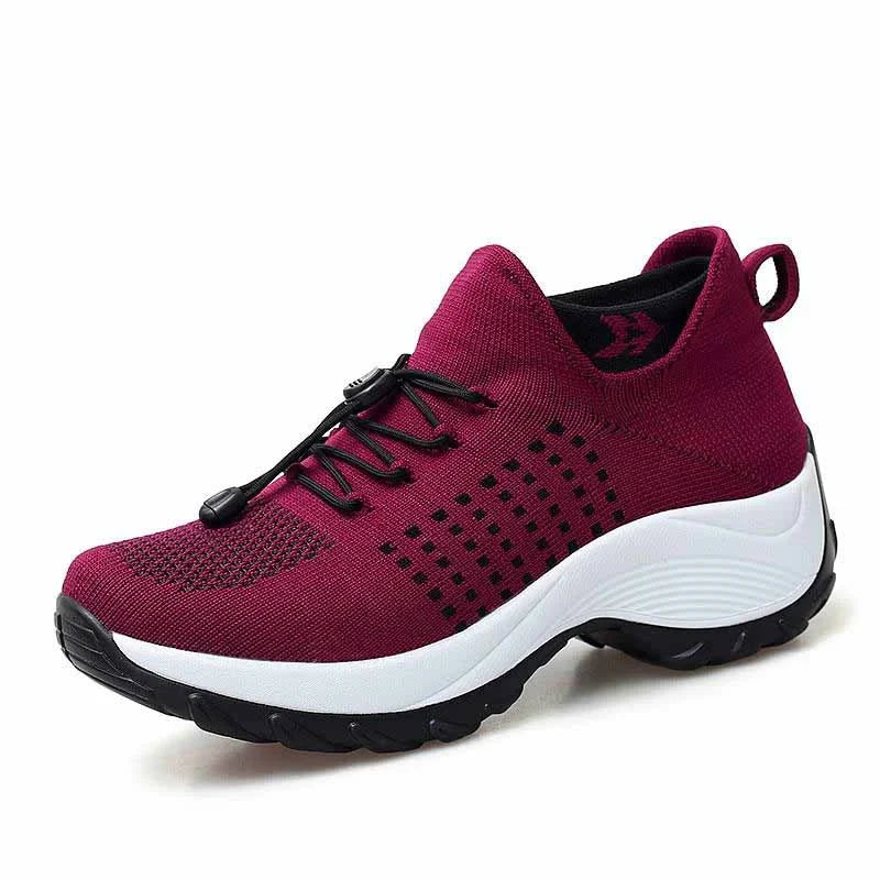 Vue latérale baskets légères femmes, maille respirante, semelle ergonomique.