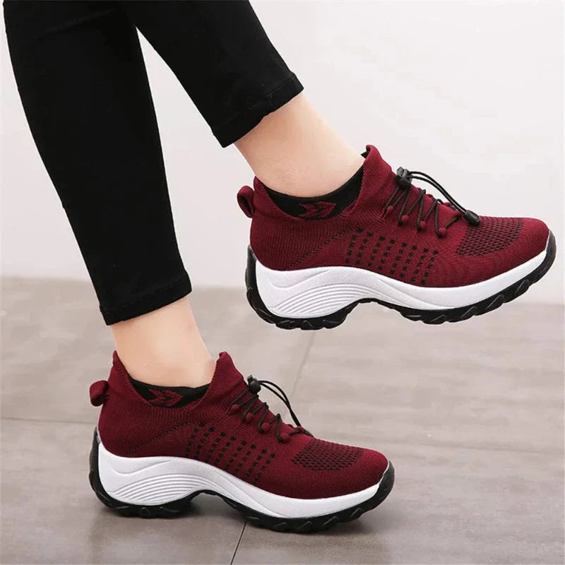 Paire de baskets orthopédiques pour femme, légères, offrent un confort maximal pour la marche.