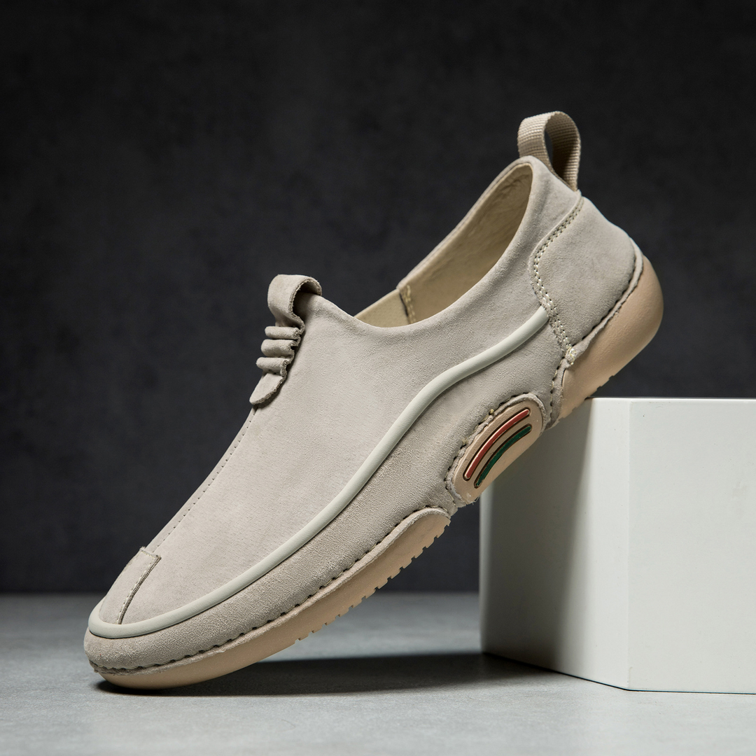 Détail texture des baskets légères pour hommes, assurant confort et respirabilité pour le sport et la marche.