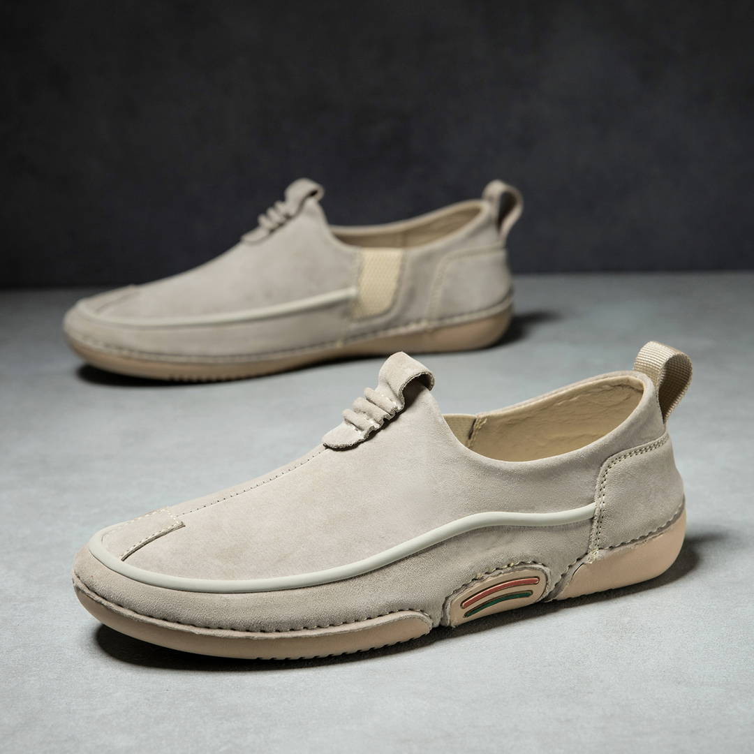 Profil des baskets hommes confortables, légères et décontractées, parfaites pour le sport et le style quotidien.
