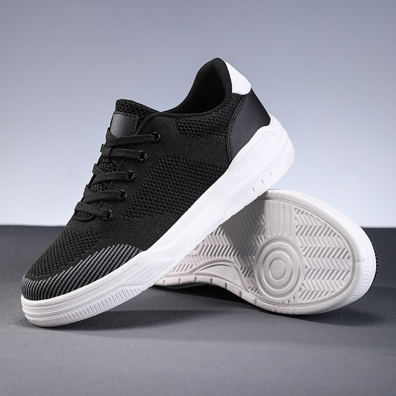 Paire de baskets à lacets pour hommes en kaki et noir, avec design moderne et semelle épaisse pour un confort optimal.