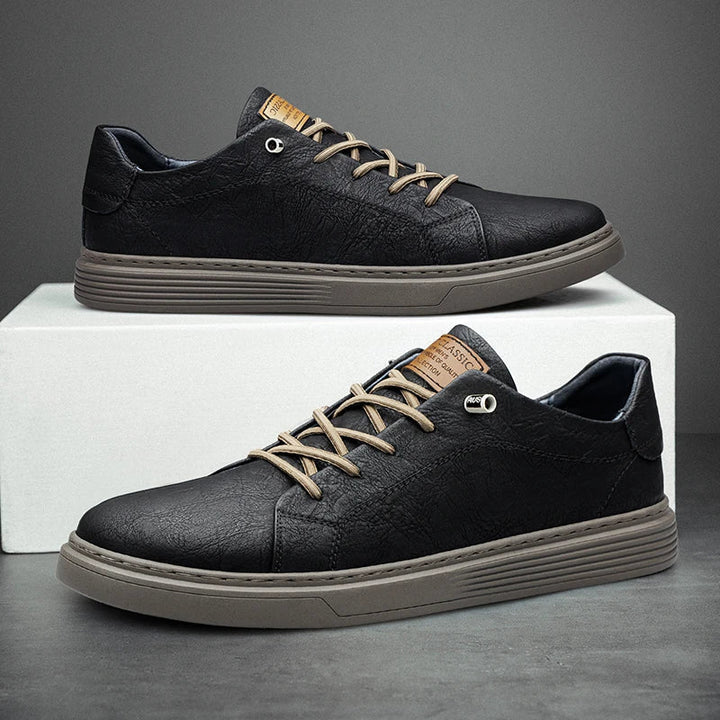 Sneakers noires modernes pour hommes. Chaussures polyvalentes et élégantes, idéales pour un style mode et un confort quotidien.