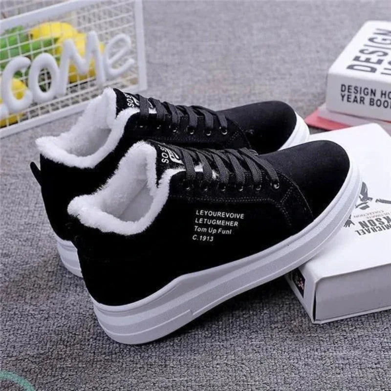 Chaussures d'hiver femme fourrées peluche, semelle antidérapante. Sneakers chaudes et confortables pour le froid.