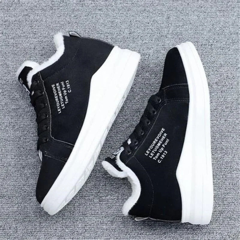 Sneakers femme décontractées, mode hiver. Baskets chaudes en fourrure peluche, parfaites pour un look confortable.